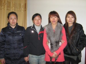 2) 寻女的母亲(左一、二)与寻母的女儿（右一、二）。